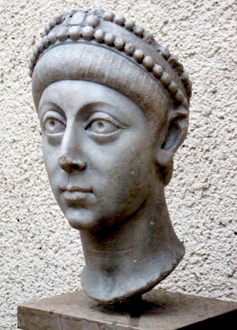 Viene diviso in due parti l'impero romano d'OCCIDENTE (che cade nel 476) e l'impero romano d'ORIENTE (dura per altri millenni di anni)