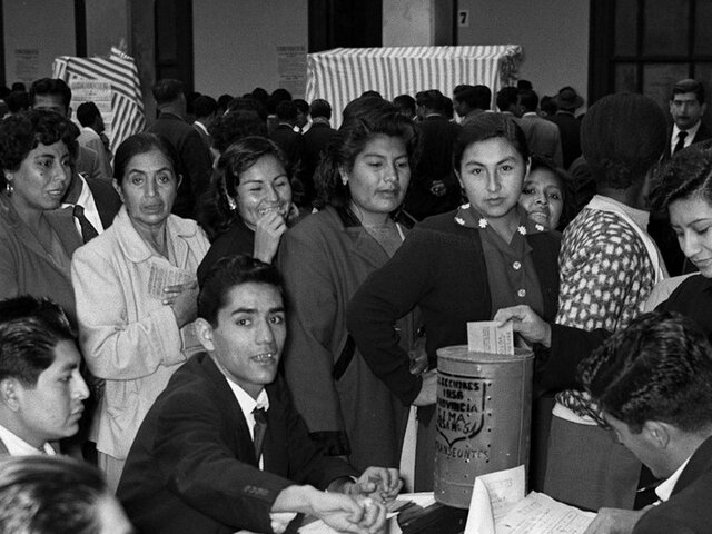 Las mujeres votan por primera vez en las elecciones generales