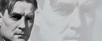 Se radica en Buenos Aires y conoce a Roberto Arlt