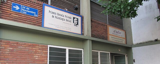 Crea la Primera Escuela de Psicología Social.