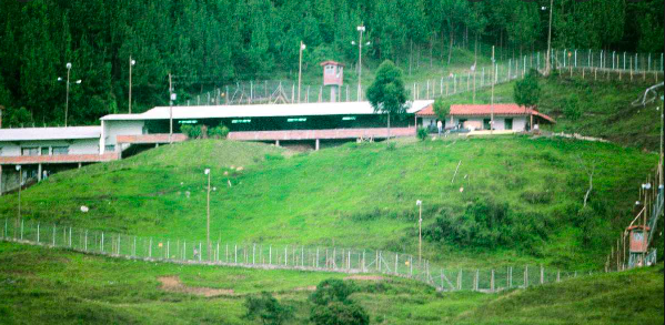 Pablo Escobar se entrega, después de ser prohibida la extradición