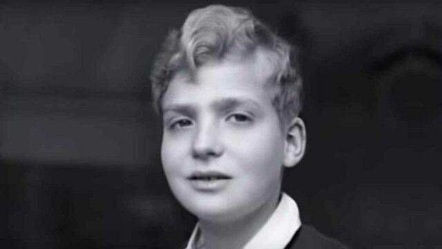 Juan Carlos I would travel from Rome to Spain to be educated with his brother Alfonso de Borbón.