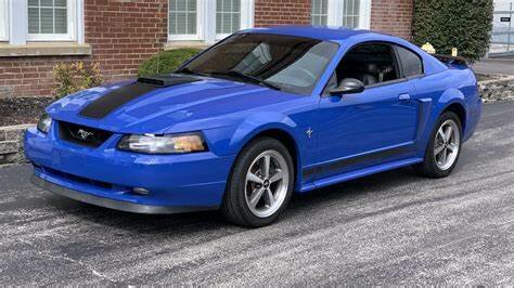 Regresa el modelo Mustang Mach 1 con cilindro de toma de aire delantero.