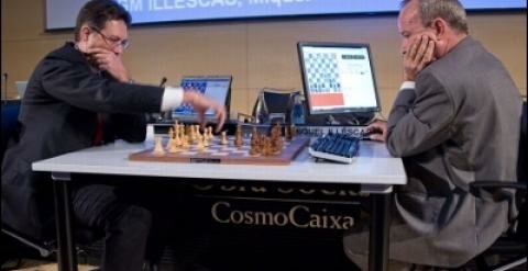 La máquina vence al hombre, jugando al ajedrez