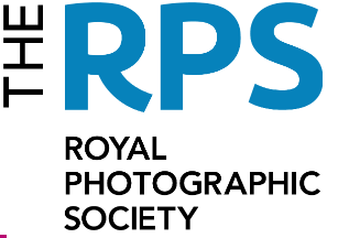 Richard Maddox rep la Medalla al progrés.