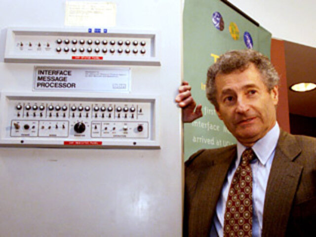 Leonard Kleinrock, del MIT, publicó diversos documentos sobre la teoría de conmutación de paquetes.