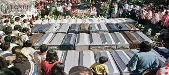 En Acteal un grupo paramilitar consuma una masacre cuando ejercito y policias permanecen en una carretera a 300 metros de distancia.