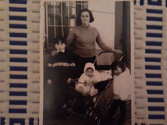 Mi abuela tuvo a mi madre, su hija más pequeña, aparte tuvo a un niño y a una niña, mis titos