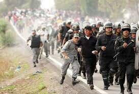 La policía federal preventiva y las policías estatal y municipal reprimen a los campesinos de Atenco y a seguidores de la otra campaña.