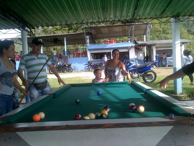 jugando billar