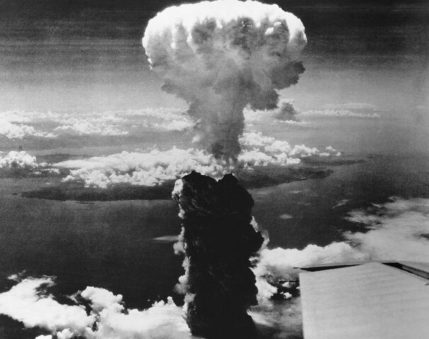 EE.UU drops a nuclear bomb on Nagasaki.