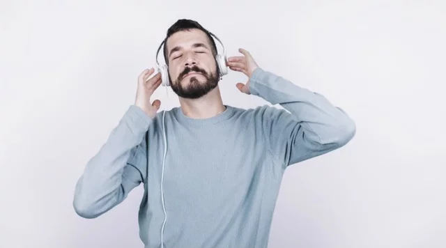 Las descargas legales de música en línea se triplican