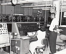 se presenta la UNIVAC (UNIVersAl Computer)