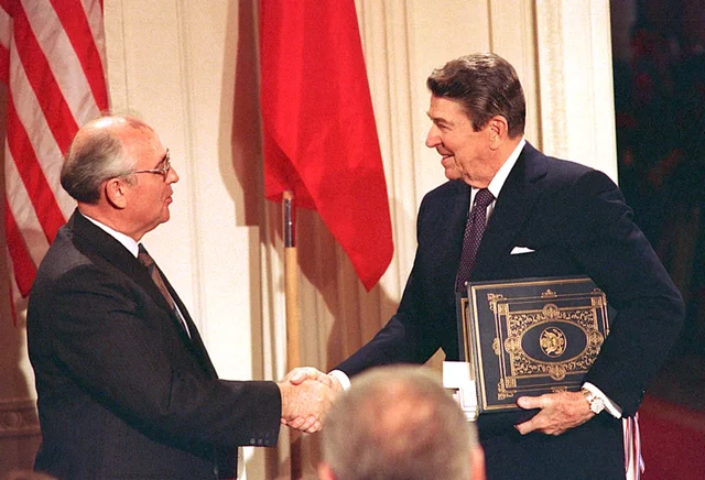 End of Soviet Union and the Cold War Ends