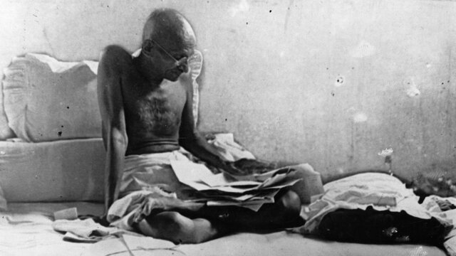 Gandhi Fasts to protest British government