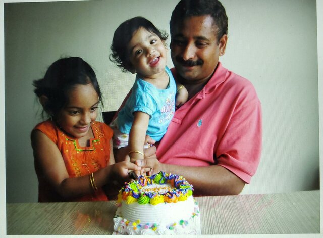 Corté pastel de mi cumpleaños.