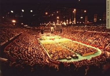 Canonización de Margarita Bourgeoys, primera santa de la Iglesia canadiense, por el Papa Juan Pablo II.