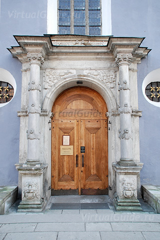 Залиты дверные замки.