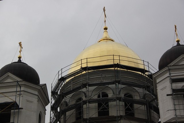 Позолота куполов храма