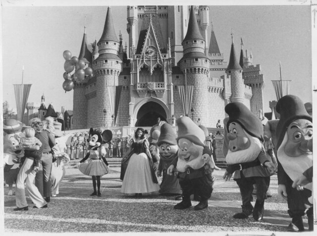 Lehenengo Disney parkea