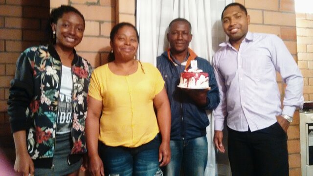 con mis padres y uno de mis hermanos en el cumpleaños de mi papá