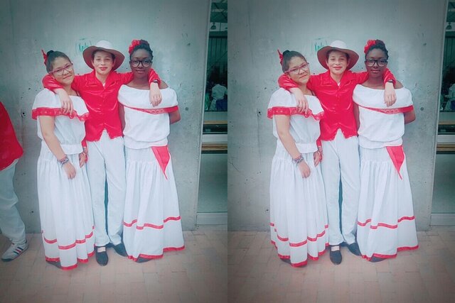 con mis amigos en una presentación del colegio