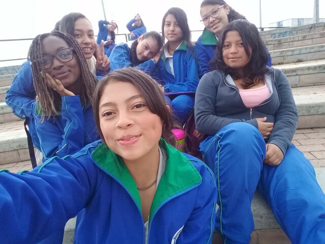 Con mis amigas en el colegio