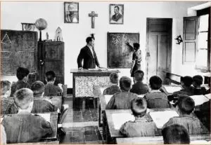 Se declara la enseñanza primaria obligatoria para niños y niñas.