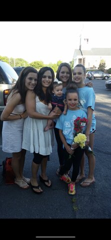 Era primavera y hacía un poco de calor .   la canción de moda era No one de Alicia Keys