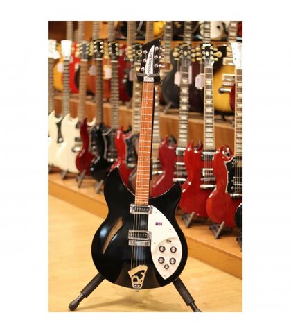 primer diseño de la guitarra eléctrica