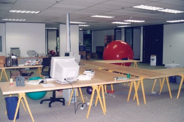 Google abre su primera oficina, en California.