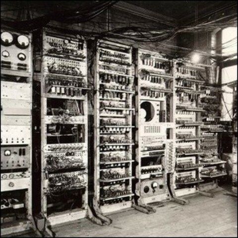 Charles Babbage anuncia el motor de análisis