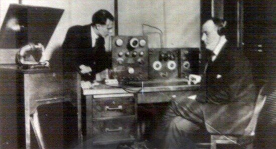 Durante la nochebuena de 1906 se realiza la primera transmisión de radio.
