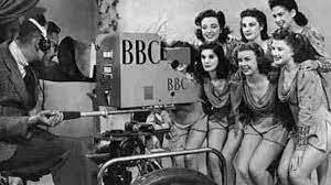 La BBC y la CBS efectúan las primeras emisiones públicas de televisión