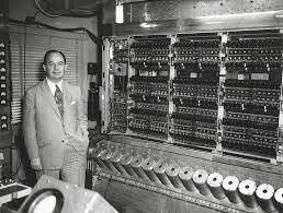 John Von Neumann crea la EDVAC