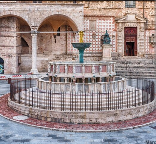 Fontana maggiore di Nicola e Giovanni pisano