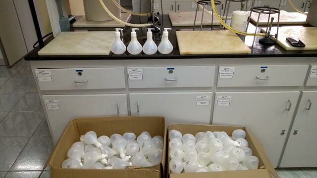 HU recebe muitas doações de recipientes para álcool gel