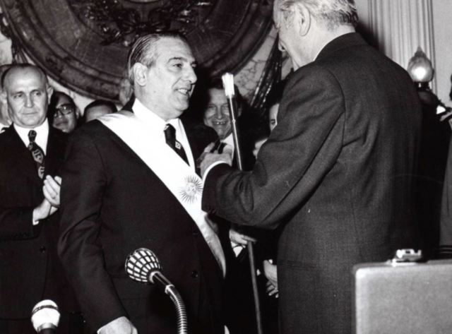 Emite un decreto que Iegaliza al Ejército Revolucionario Pueblo (ERP)