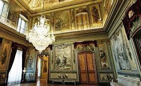 Resideix al palau de la família Comillas