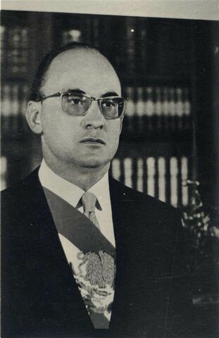 Con Luis Echeverría se crean numerosos organismos descentralizados, empresas de participación estatal, fondos y fideicomisos .