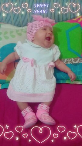 Mi bebita esta en mis brazos