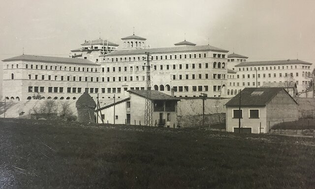 Comença els estudis al seminari de Vic