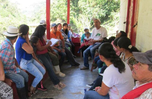 ¿RECONSTRUCCIÓN  DEL TEJIDO SOCIAL DE LA COMUNIDAD