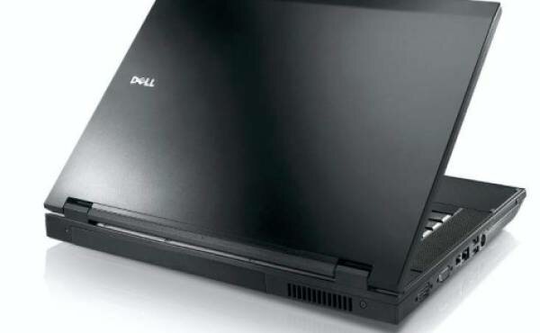 El asombro de la laptop y la conexión a internet en casa