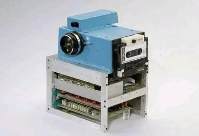 Kodak anuncia la primera cámara digital.