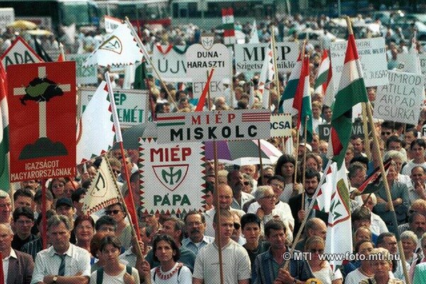 Első tömegdemonstráció
