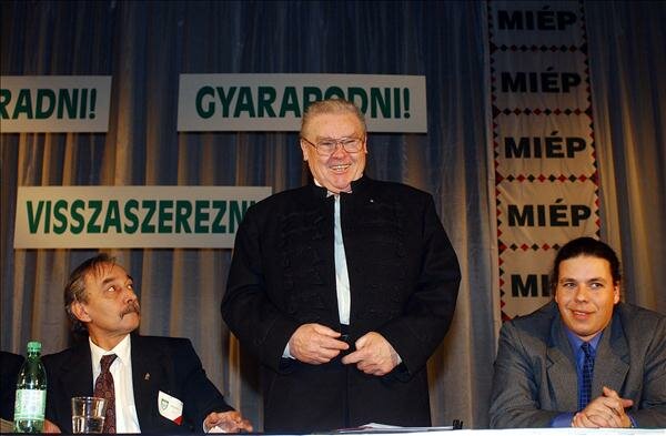 Parlamenti politika: NATO protest, kizárások