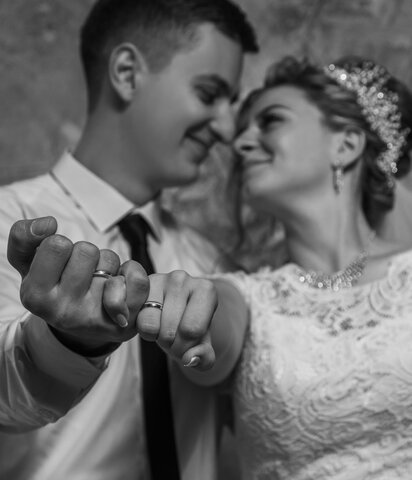 Molly marries John McCauley