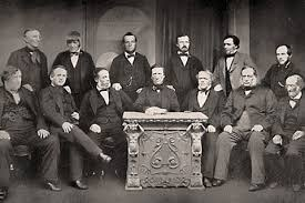 Se disuelven las asociaciones de obreros.