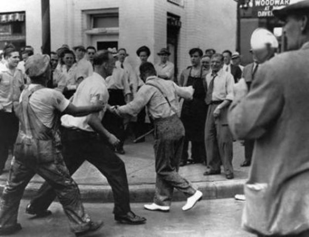 29 die in Detroit race riots.